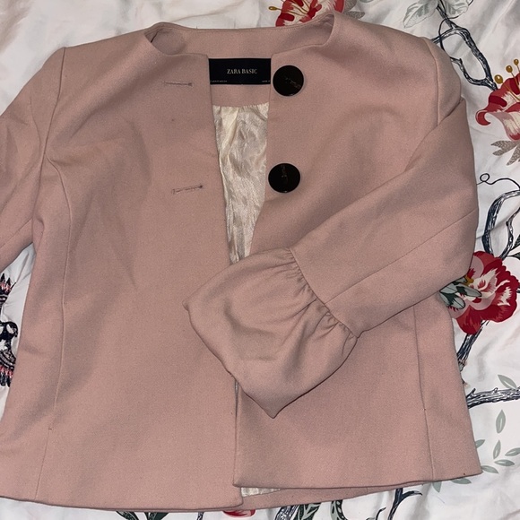 Zara women’s pink blazer with puff sleeves and big black buttons - Picture 4 of 6